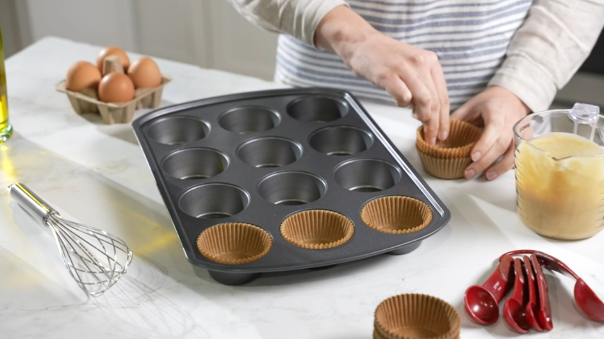 thumbnail video image 2 of GUSTO Kraft Cupcake Liners for Baking Cup Cake Paper Cup Set, 500-Pack Brown, 2 of 6