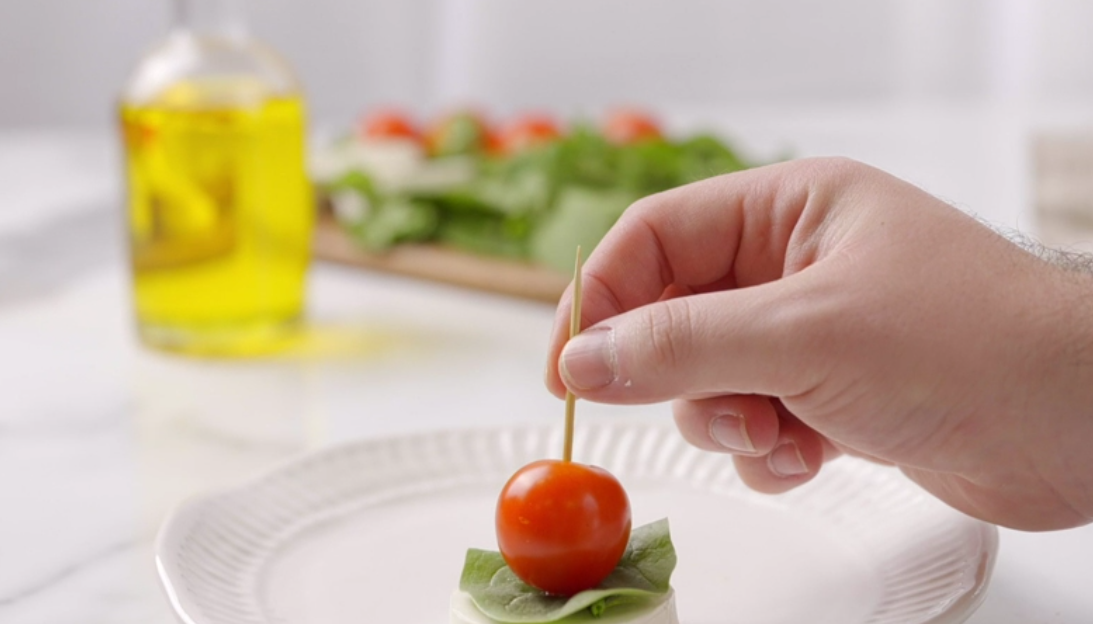 thumbnail video image 2 of GUSTO Single-Point Bamboo Tooth Picks Wooden Toothpicks with Dispenser, 1500-Pack, 2 of 6