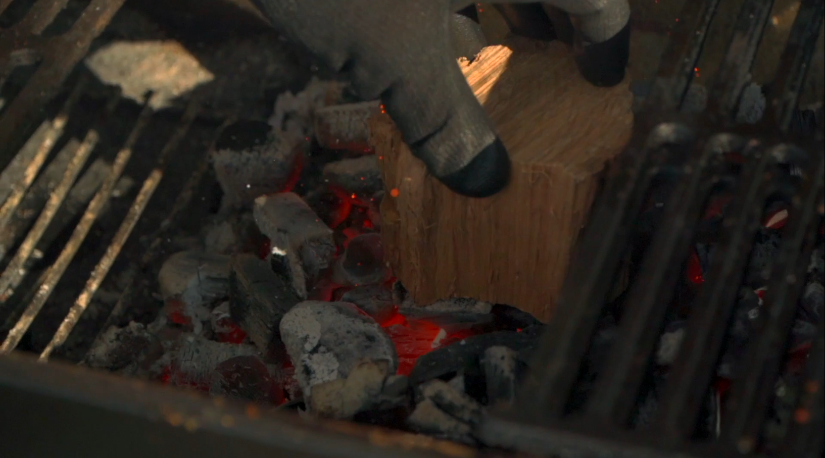 thumbnail video image 2 of Western Premium BBQ 500 CU in Pecan Smokers Chunks Box, 2 of 8